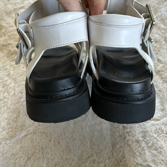 White and black chunky buckle sandals, size 8 - Picture 4 of 8